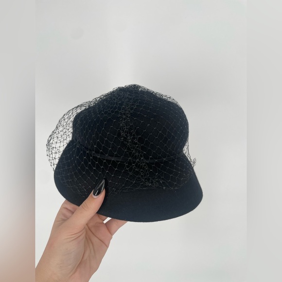 50s/60s Black Pillbox Style Wool Felt Hat With Netting And Flower Embellishment - Picture 5 of 15